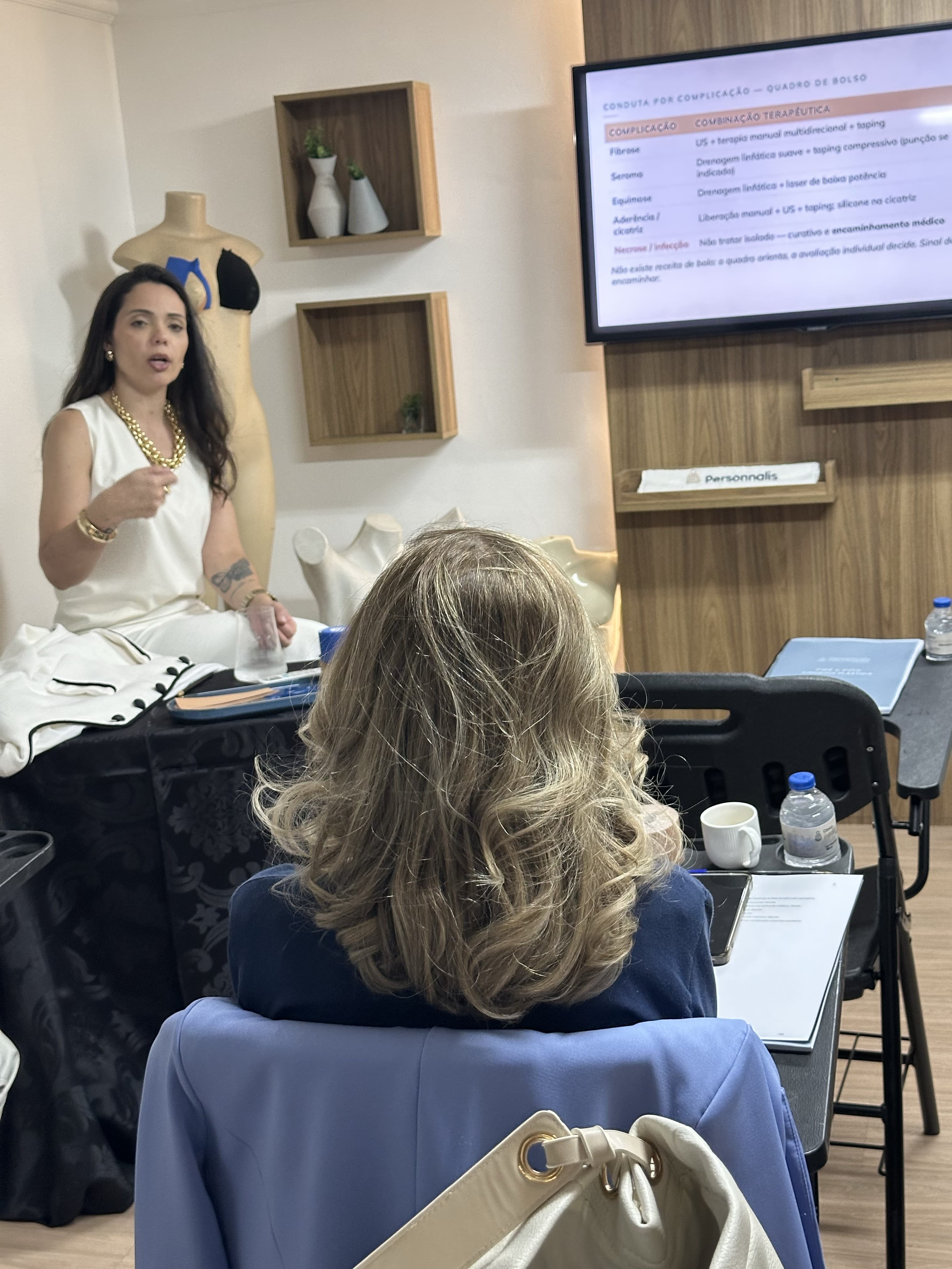 Dra. Camila Costa em aula presencial do curso de pós-operatório facial e gestante em BH — Personnalis Pilates